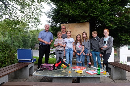 ie Gruppe mit Kindern aus der Gemeinde im Alter von 9 bis 13 Jahren zusammen mit Ortsbrgermeister H. Becher (links) und Ulli Gondorf  vom Beratungsunternehmen Stadt-Land-plus GmbH (rechts). (Fotos: KathaBe)