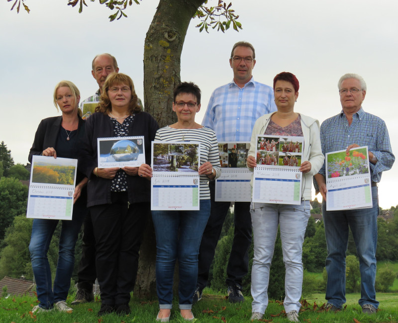 Katharina Wschenbach, Theo Kemper, Christel Hhn, Irmgard Weber, Roderich Hfer, Jana Becher und Ernst Dornhoff sind stolz auf den neuen Kalender. Foto: Privat
