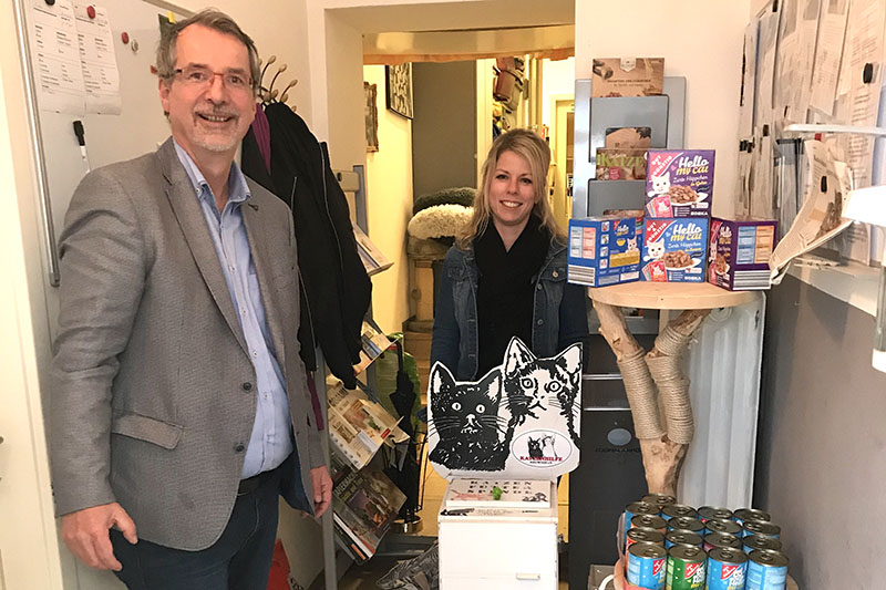 Lana Horstmann und Sven Lefkowitz bei der bergabe in den Rumlichkeiten der Katzenhilfe. Foto: privat