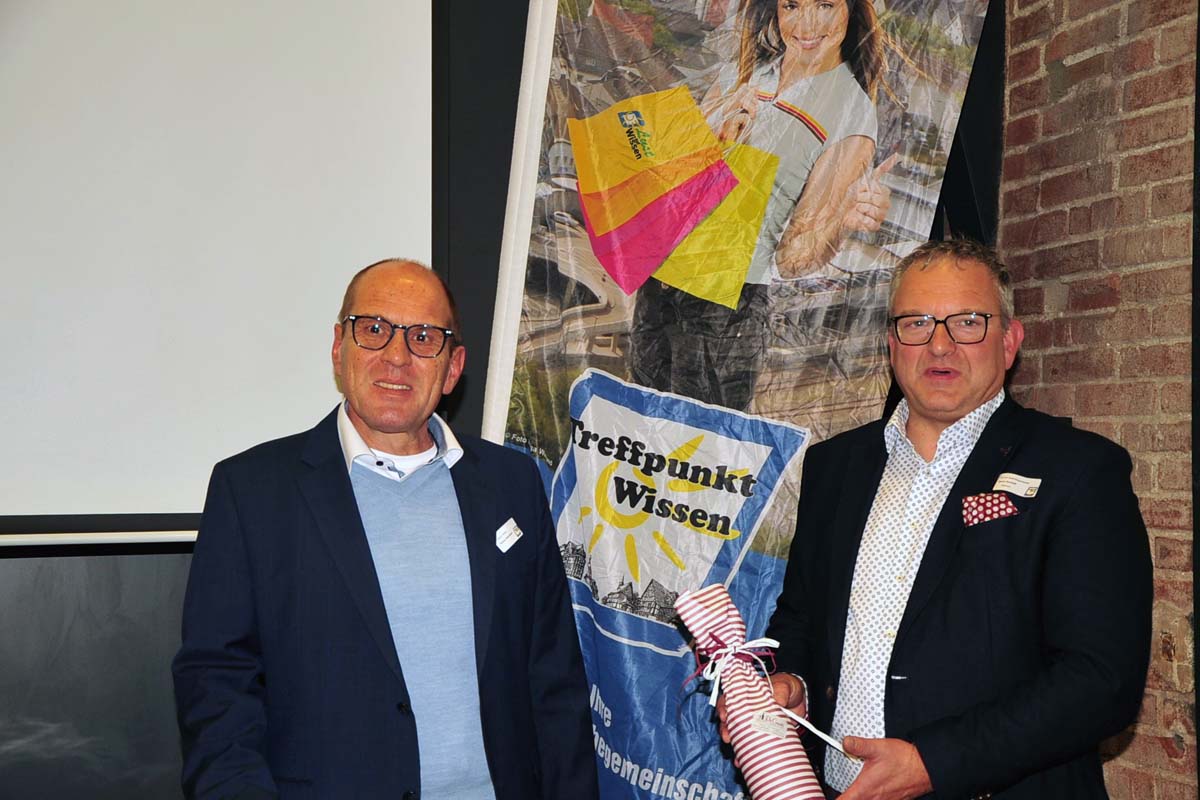 Berno Neuhoff (re.) erhielt von Thomas Kölschbach "Treffpunkt" ein Geschenk (Bilder: kkö)