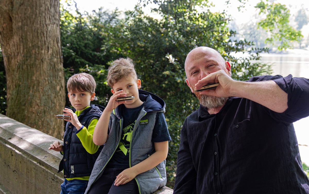 Der Musiker Kay Steffens bringt den Teilnehmenden mit viel Leidenschaft die ersten Schritte im Umgang mit der Bluesharp-Mundharmonika bei. (Foto: Kay Steffens)