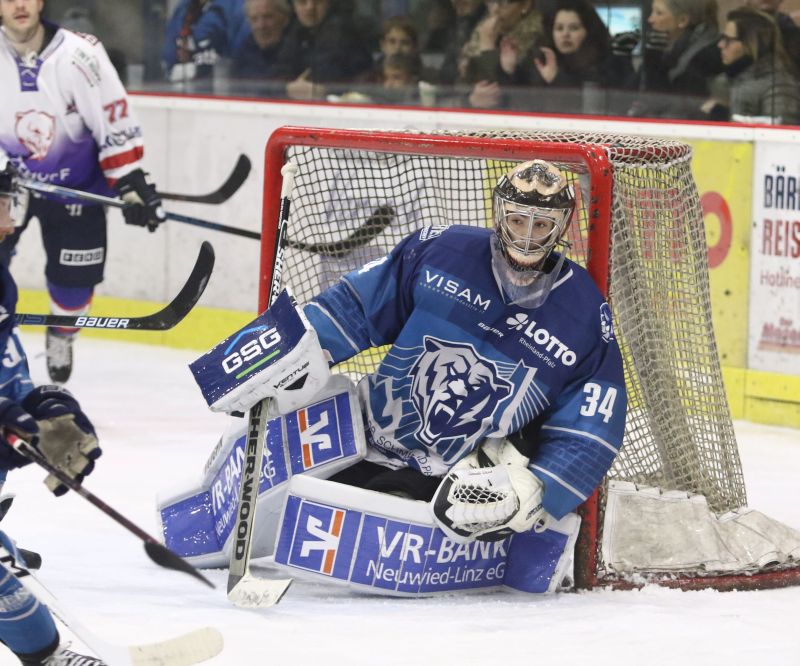 EHC-Keeper Jendrik Allendorf hat genauso wie Alexander Richter und Daniel Pering schon fr den Neusser EV gespielt. Am Freitagabend gastieren sie bei ihrem Ex-Verein. Das gilt auch fr Trainer Daniel Benske. Foto: EHC