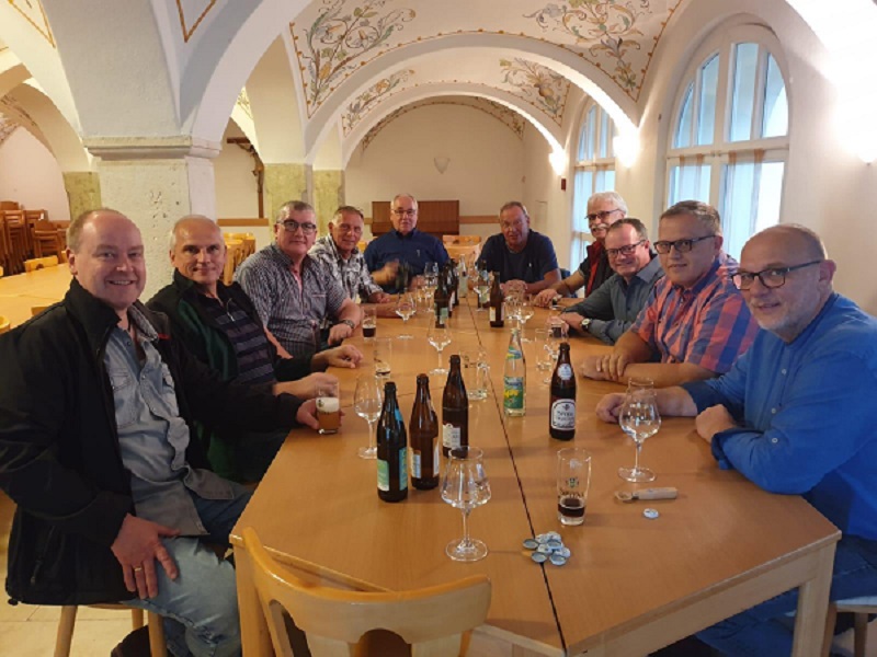 Abschluss der Kegeltour 2019 des Kegelclubs Auf die Damen nach Regensburg mit einer znftigen Bierverkostung, v.l.n.r.: Heinz-Josef Wickler, Karl-Heinz Rdder, Harald Seidel, Martin Theis, Rolf Buchen, Bernd Obelode, Eberhard Rickert, Frank Stver, Michael Rdder, Klaus Rdder. (Foto: Verein)