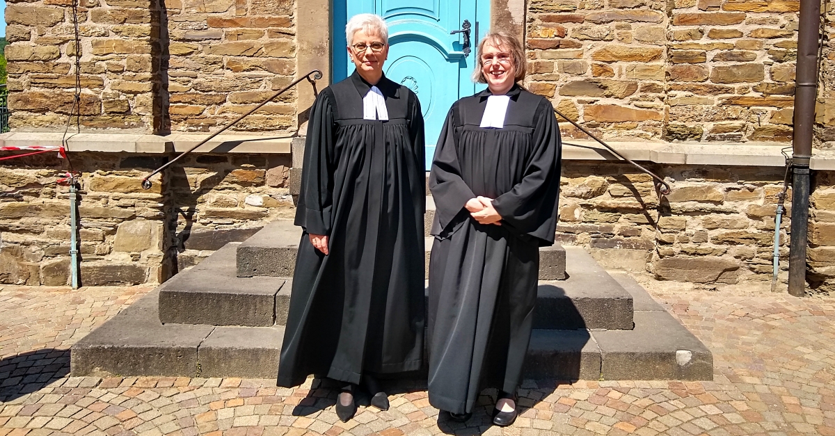Pfarrerin Sabine Keim (rechts) mit Superintendentin Andrea Aufderheide. (Foto: Evangelischer Kirchenkreis Altenkirchen)