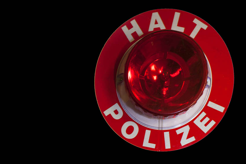 SUV-Fahrer berholt an roter Ampel und rast in Kurve