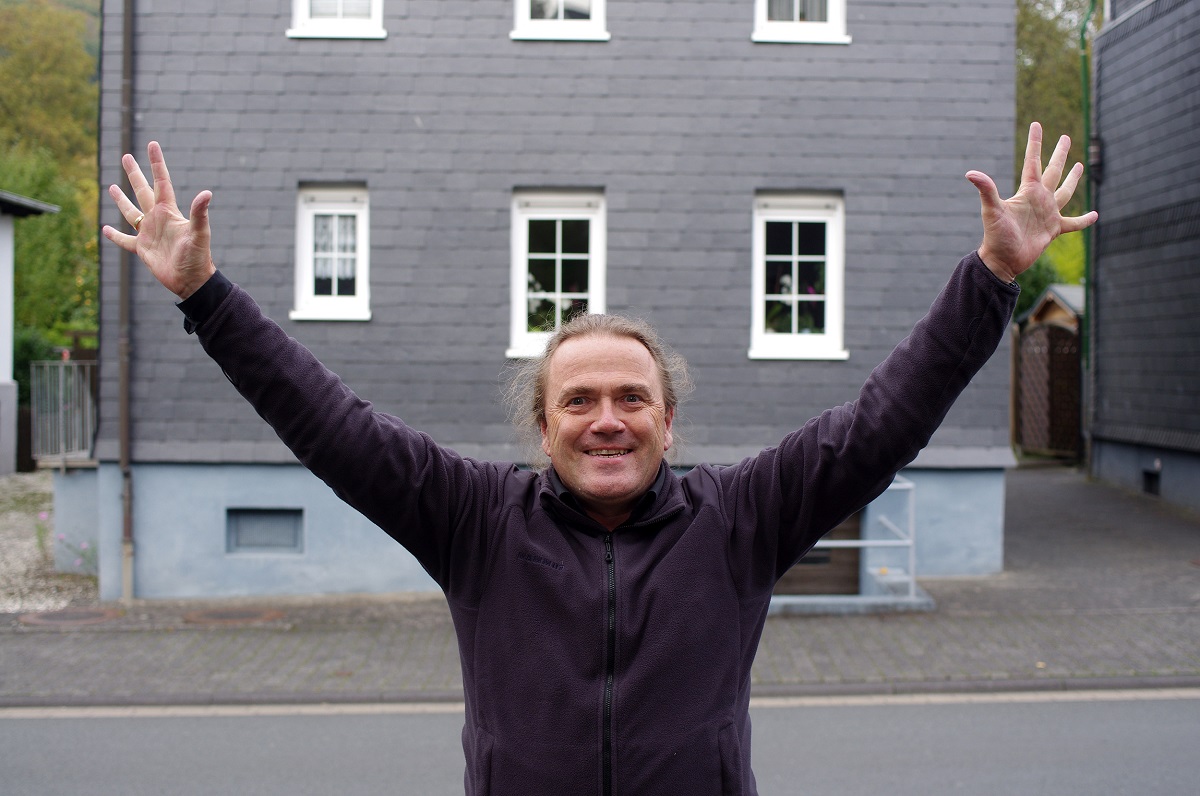 Fotoknstler Thomas Kellner jubelt vor einem seiner Fachwerkhuser. (Foto: privat)
