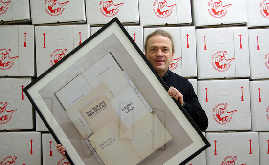 Thomas Kellner mit dem Bild von Kent Rogowski (New York) mit dem Titel The beginning of the end. (Foto: privat)