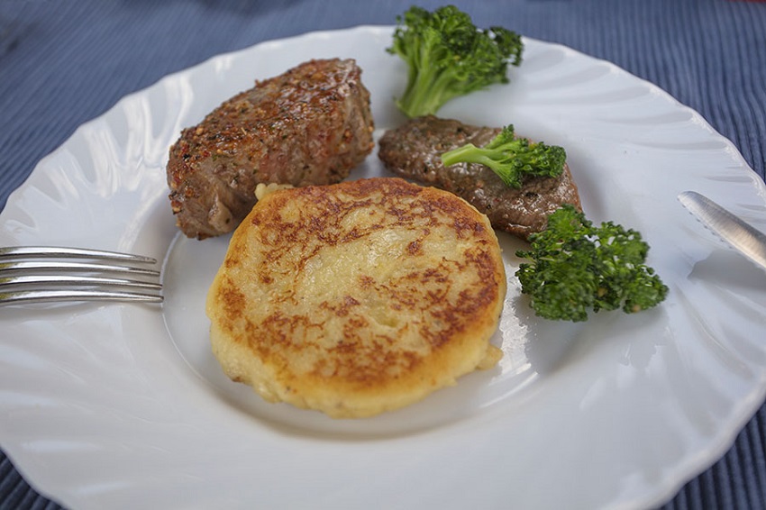 Kartoffelpfannkuchen mit leckerem Westerwlder Wildschwein und Brokkoligemse. (Foto: Wolfgang Tischler)