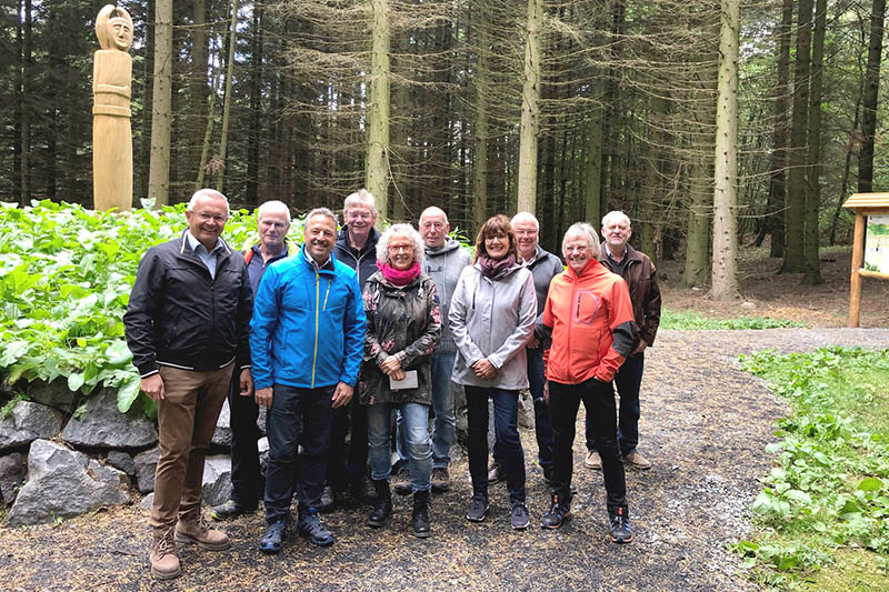 Erste Reihe (v.l.n.r.): Achim Hallerbach, Hans-Werner Breithausen, Claudia Runkel, Irmgard Schrer, Paul Ptz; zweite Reihe (v.l.n.r.): Frank-Dieter Rheinhard, Udo Runkel, Paul Puderbach, Michael Kocherscheidt, Dr. Reiner Philippi sehr bewandert in der Keltengeschichte. Foto: Kreisverwaltung
