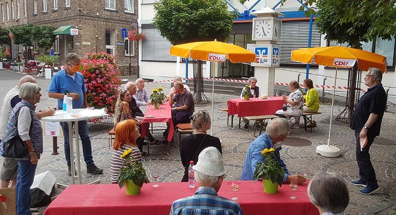 Zu kommunalpolitischen Gesprchen bei einem Glas Wein hatte die CDU Unkel eingeladen. Foto: privat