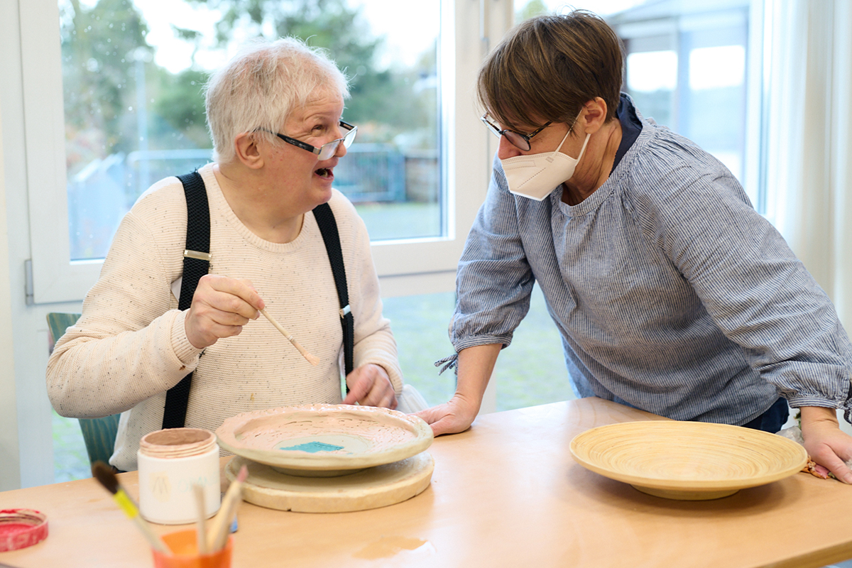 Workshop unter professioneller Begleitung: In der museumspdagogischen Werkstatt des Keramikmuseums hatten die Beschftigten der Caritas-Werksttten ihre Kunstwerke aus Ton angefertigt. Foto: Keramikmuseum/Helge Articus