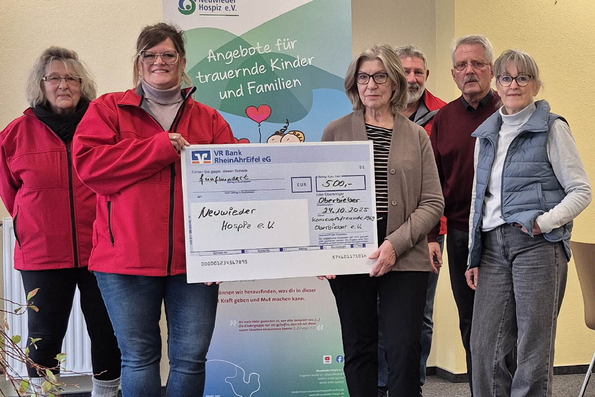 Spende fr einen guten Zweck: Die Karnevalsfreunde Oberbieber untersttzen den Neuwieder Hospizverein mit 500 Euro fr Kinder und Jugendliche in Trauer. Foto: Beatrix Knab
