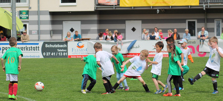 Vollen Einsatz zeigten die Fuballstars der Kindergrten in der Verbandsgemeinde Betzdorf-Gebhardshain schon im Vorjahr. Auch in diesem Jahr wird es wieder ein Kindergartenturnier um den Habig-Cup geben, der von der SG 06 am 6. Mai ausgerichtet wird. (Foto: Verein)