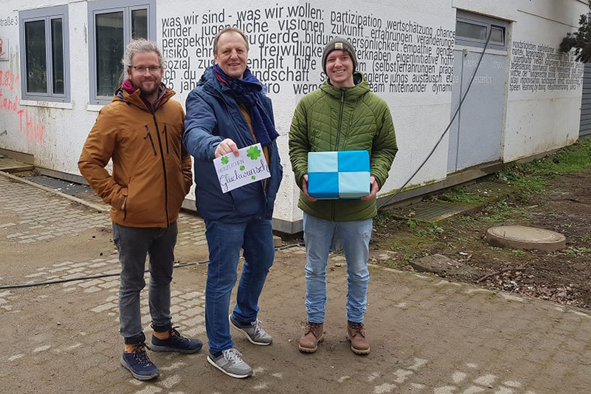 Vom Rhein an die Ahr: Jonas Kern (links) berbrachte Werner Sller (Mitte) und dessen nebenamtlichem Mitarbeiter Miguel Jeandre ein fr erlebnispdagogische Angebote einsetzbares Geschenk. Foto: privat