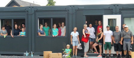 Die Kita St. Johannes der Tufer hat die Pavillon-Anlage auf dem Parkplatz Buchenstrae bezogen. Viele fleiige Helfer, gute Organisation und schnes Wetter boten beste Voraussetzungen fr den Umzug. (Foto: Verbandsgemeindeverwaltung Montabaur) 