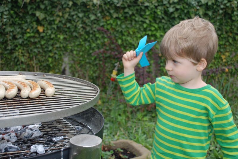 Kind am Grill = Gefahr. Foto: Tobias Went