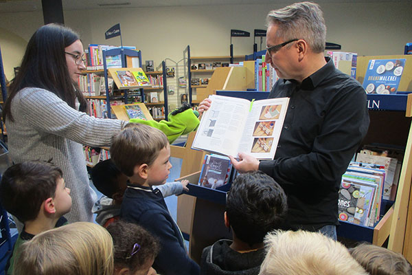 Kindergartenkinder erkunden Bcherwelt in Stadt-Bibliothek