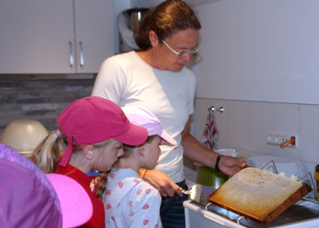 Intensive Tage auf dem Bauernhof gab es diesmal fr rund 20 Kinder bei der Bibelwoche der Evangelischen Kirchengemeinde Daaden. Die Mdchen und Jungen nahmen die Schpfung unter vielerlei Blickwinkeln mit allen Sinnen wahr. Spannend war u.a. bei der Honigernte mithelfen zu drfen. (Foto: Kirchengemeinde Daaden)