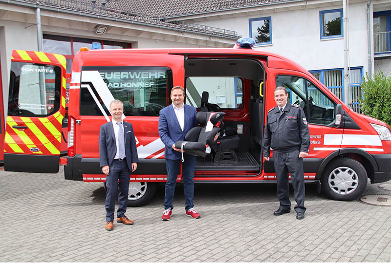 Das Fahrzeug fr die Feuerdrachen, die Kinderfeuerwehr der Stadt Bad Honnef, mit Otto Neuhoff (rechts), Erstem Beigeordneten Holger Heuser (Mitte) und Leiter der Freiwilligen Feuerwehr der Stadt Bad Honnef Frank Brodeer (links). Foto: Stadt Bad Honnef