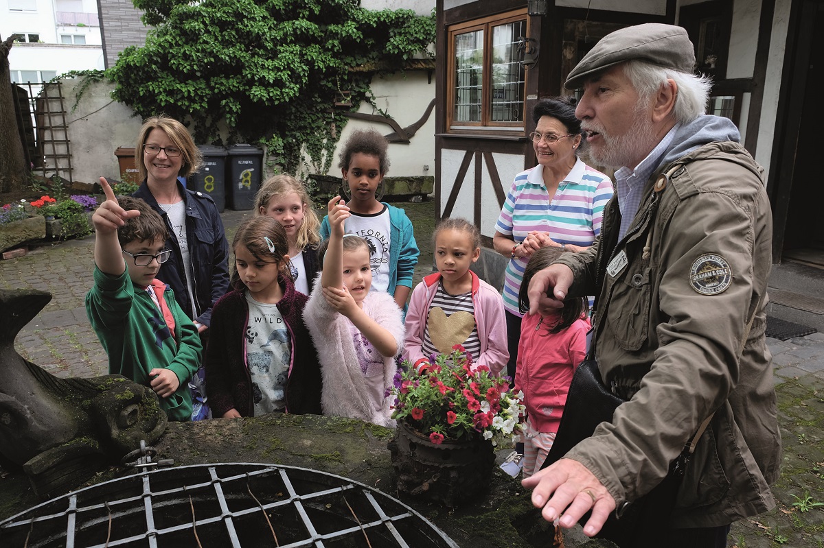 Interessiert lauschen die Kinder den Ausfhrungen des Stadtfhrers. (Foto: privat)