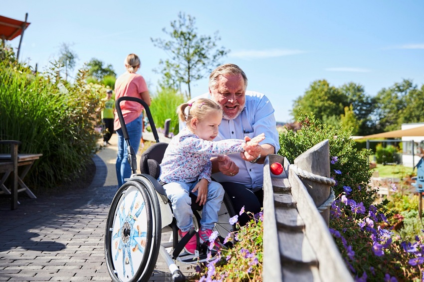 Hospizleiter Rdiger Barth mit einem Kind (Fotos: Kinder- und Jugendhospiz Balthasar)