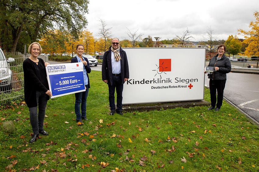 v.l.: Simone Hensel (Bereichsleitung Pflege DRK Kinderklinik-Siegen), Linda von Weschpfennig (Assistentin der Geschftsfhrung, Beyer-Mietservice KG), Dieter Beyer (Geschftsfhrer Beyer-Mietservice KG), Bettina Kowatsch (ffentlichkeitsarbeit DRK-Kinderklinik Siegen)