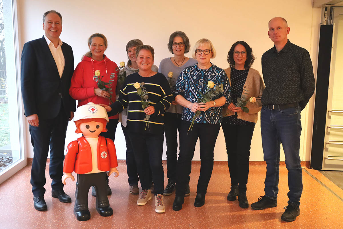 Jubilare 2024, von links - Geschftsfhrer Carsten Jochum, Martina Muesse, Svenja Jaschke, Annette Kirsch, Birgit Kober, Anita Ohrendorf, Aloisia Muhm und Betriebsratsvorsitzender Bert Hesse. Foto: Kinderklinik