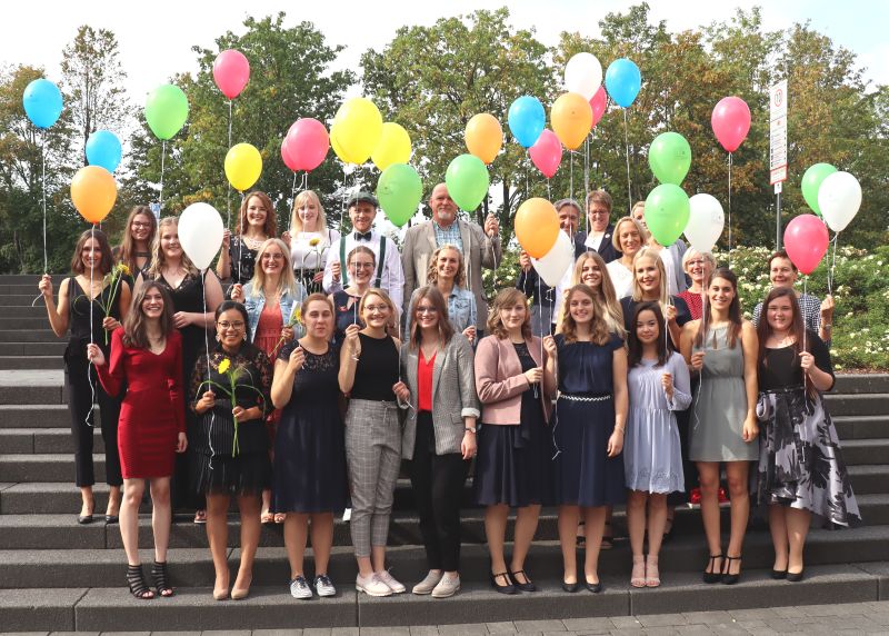 Die frisch examinierten Gesundheits- und Kinderkrankenpflegekrfte sowie die MFAs mit Geschftsfhrerin Stefanie Wied und den Lehrkrften des BiGS. Fotos: privat