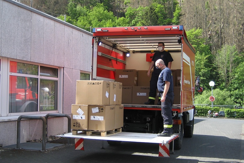 Die Anlieferung der Sthle am DRK Krankenhaus Kirchen durch die Feuerwehr (Foto: DRK Krankenhaus Kirchen)