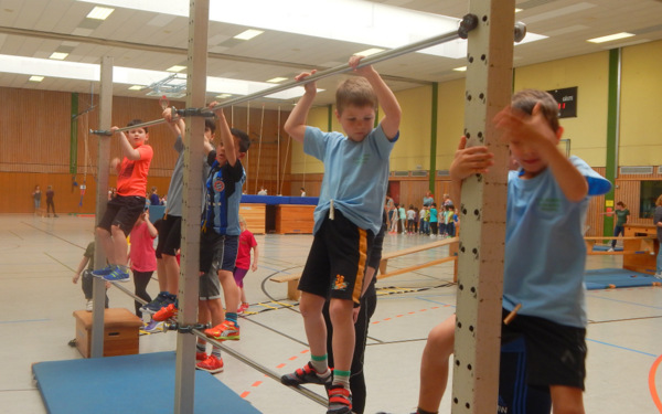 Zur Bewltigung der Stationen waren Mut, Geschicklichkeit, Gleichgewicht, Risikobereitschaft, Kraft und Schnelligkeit gefragt. (Foto: Grundschule Hamm)