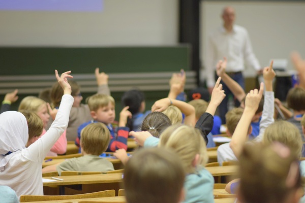 Siegener Kinderuni: Von Menschenaffen und immer leichter werdenden Autos
