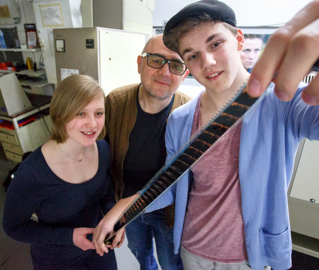 Vorfreude im Vorfhrraum: Dekanatsjugendpfarrer Werner Schleifenbaum (Mitte) sowie Julian Robin Mller und Helen Mller vom Way-to-J-Team sind gespannt auf den Karfreitagsgottesdienst im Hachenburger Kino. Dessen "heilige Hallen" durfte das Trio frs Shooting schon mal vorab besuchen. (Foto: Veranstalter) 