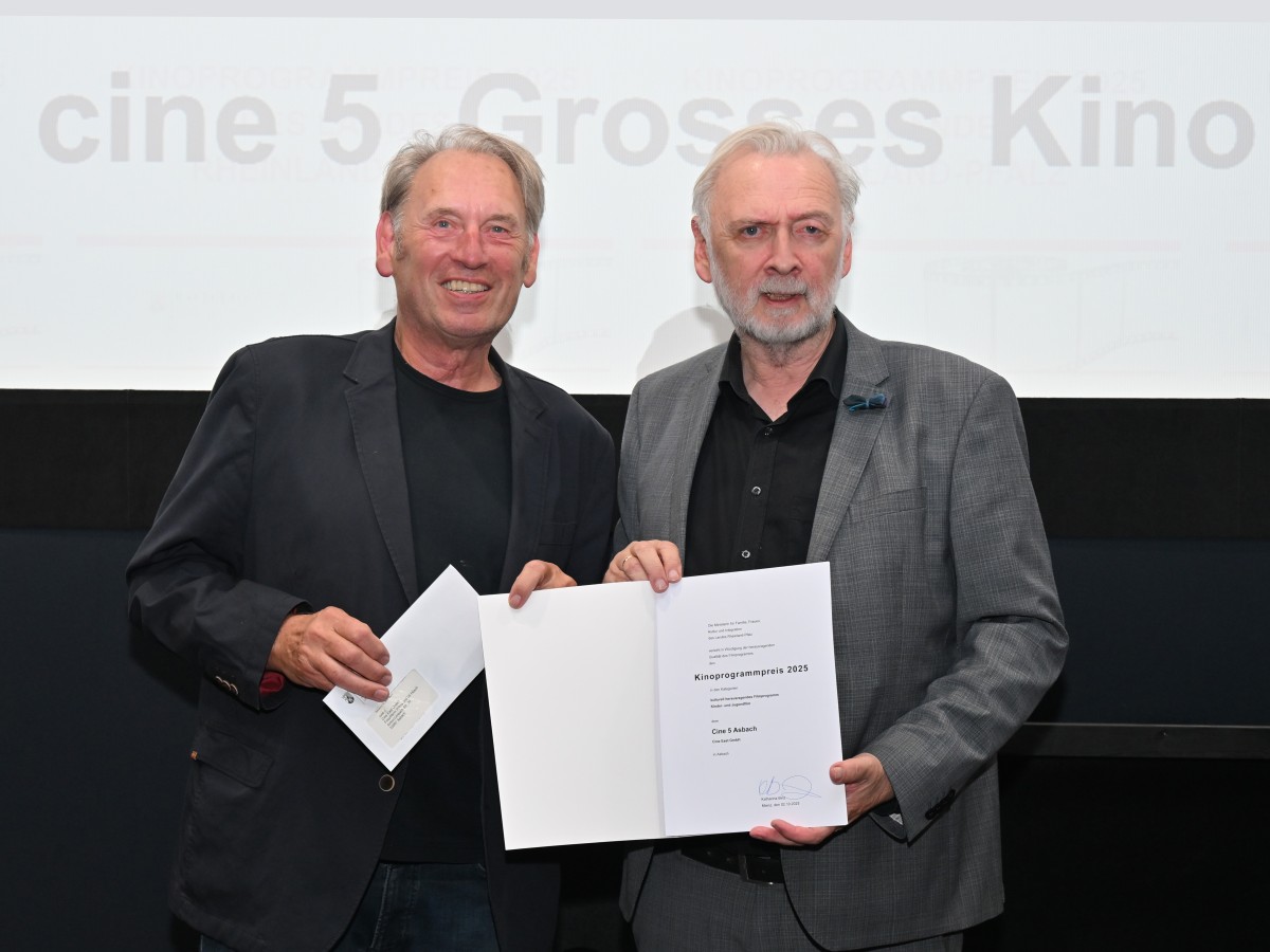 Kulturstaatssekretr Jrgen Hardeck berreicht dem Geschftsfhrer des Cine Asbach, Uli Hsch, die Auszeichnung. (Foto: Werner Dupuis)