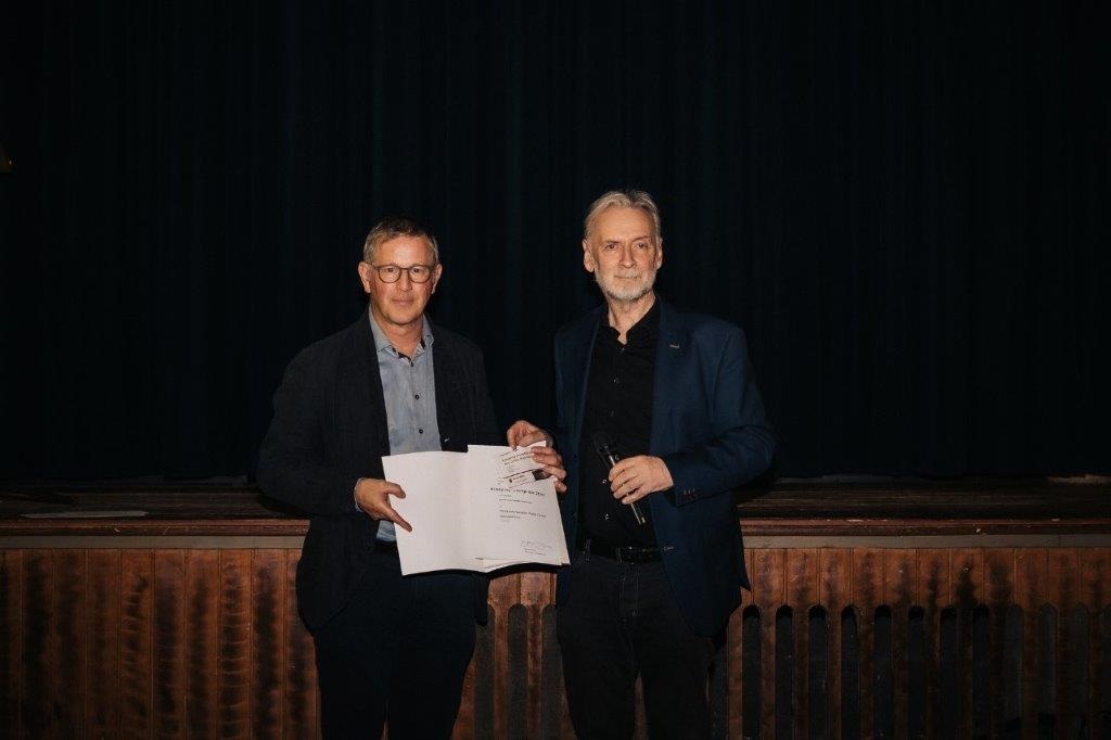 Minski-Programmgestalter Michael Mertes (links) empfngt den Kinoprogrammpreis von Kulturstaatssekretr Jrgen Hardeck. (Foto: Rui Guo)
