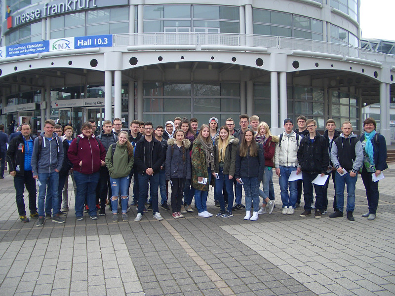 31 Schlern der BBS Betzdorf-Kirchen besuchten die Frankfurter Messehallen. Foto: Privat