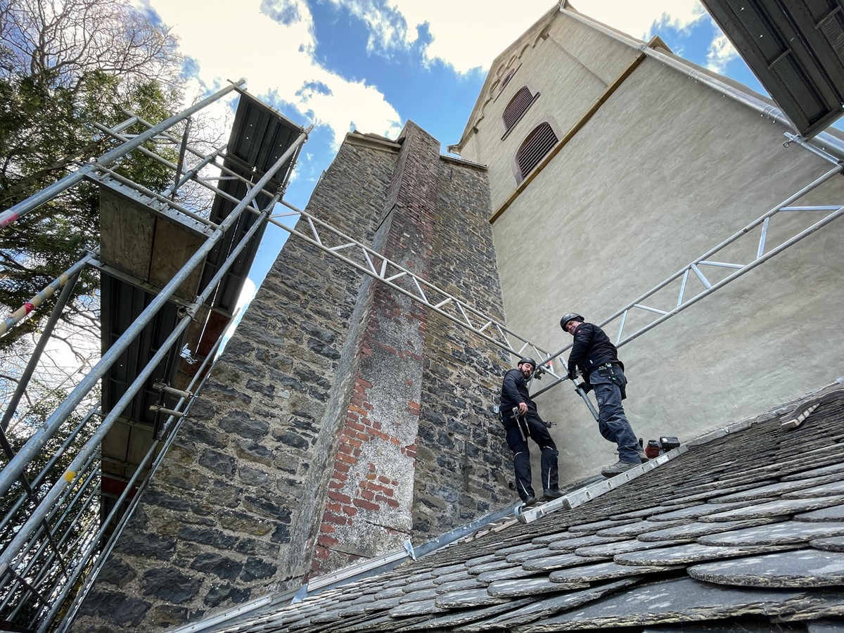 Zurzeit ist die Kirburger Kirche von einem Gerst umhllt. Der Grund sind umfangreiche Sanierungsarbeiten am Dach. (Fotos: Peter Bongard)