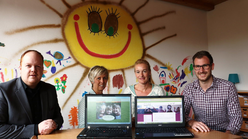 Stadtbrgermeister Andreas Hundhausen, Kita-Leiterin Elke Graf (Herkersdorf-Offhausen), Kita-Leiterin Kerstin Bcker (Freusburg) und Verwaltungsmitarbeiter Patrick Zller (v.l.) stellten jetzt die neu gestalteten Internetauftritte der beiden Kindertagessttten der Stadt Kirchen vor. Foto: Privat