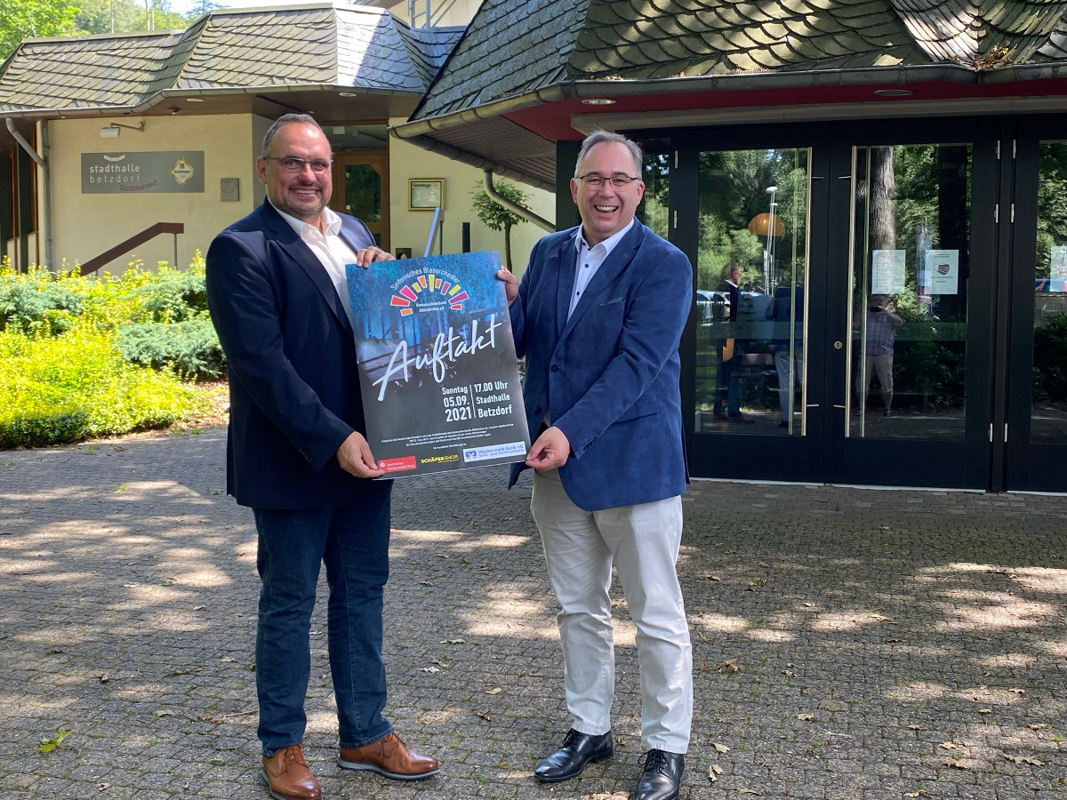 Georg Becker und Michael Bug vor der Stadthalle Betzdorf. (Foto: Veranstalter)