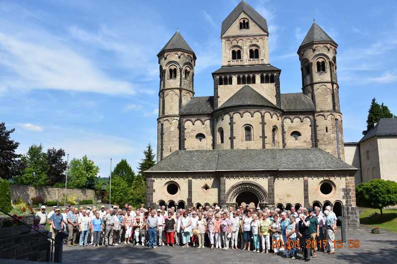 Die Reisegruppe stellte sich zum Erinnerungsfoto vor der Benediktinerabtei Maria Laach auf. Foto: VG Kirchen