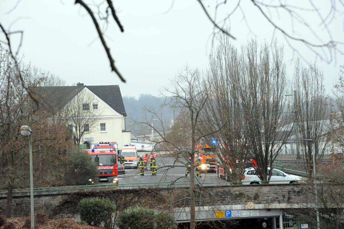 Zahlreiche Feuerwehr- und Rettungsdienstfahrzeuge standen im Bereitstellungsraum (Bild: kk)