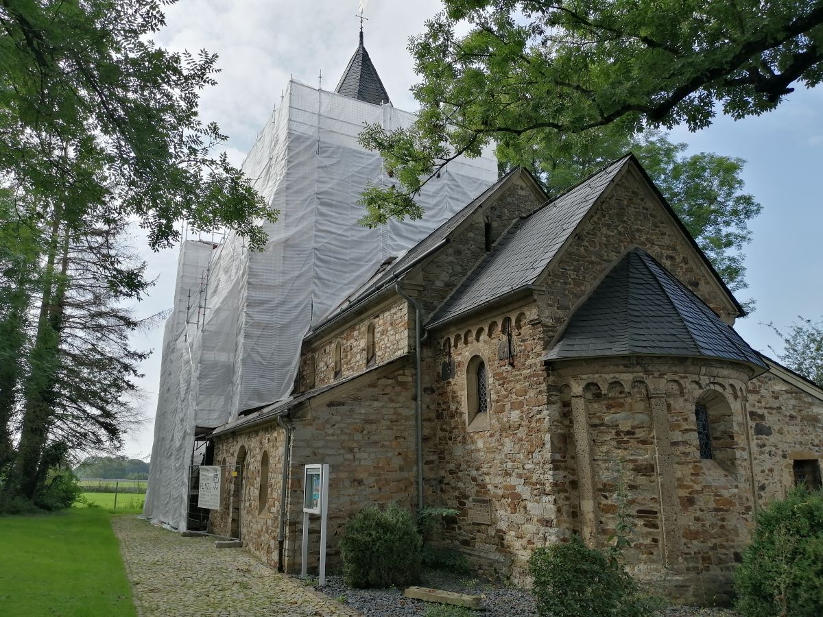Christo und Jeanne-Claude lassen gren: Die Auenmauern der teils verhllten Kirche in Kircheib werden saniert. (Foto: vh)
