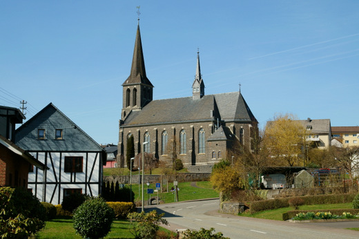 Imposante Dorfmitte von Rosenheim: die St. Jakobus Kirche. (Foto: Martin Schler/KuV Limbach) 