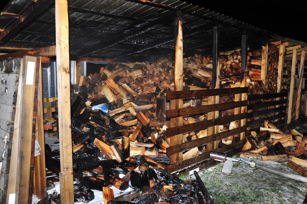 Das Kaminholz im Unterstand geriet in Brand. (Bilder: kk)