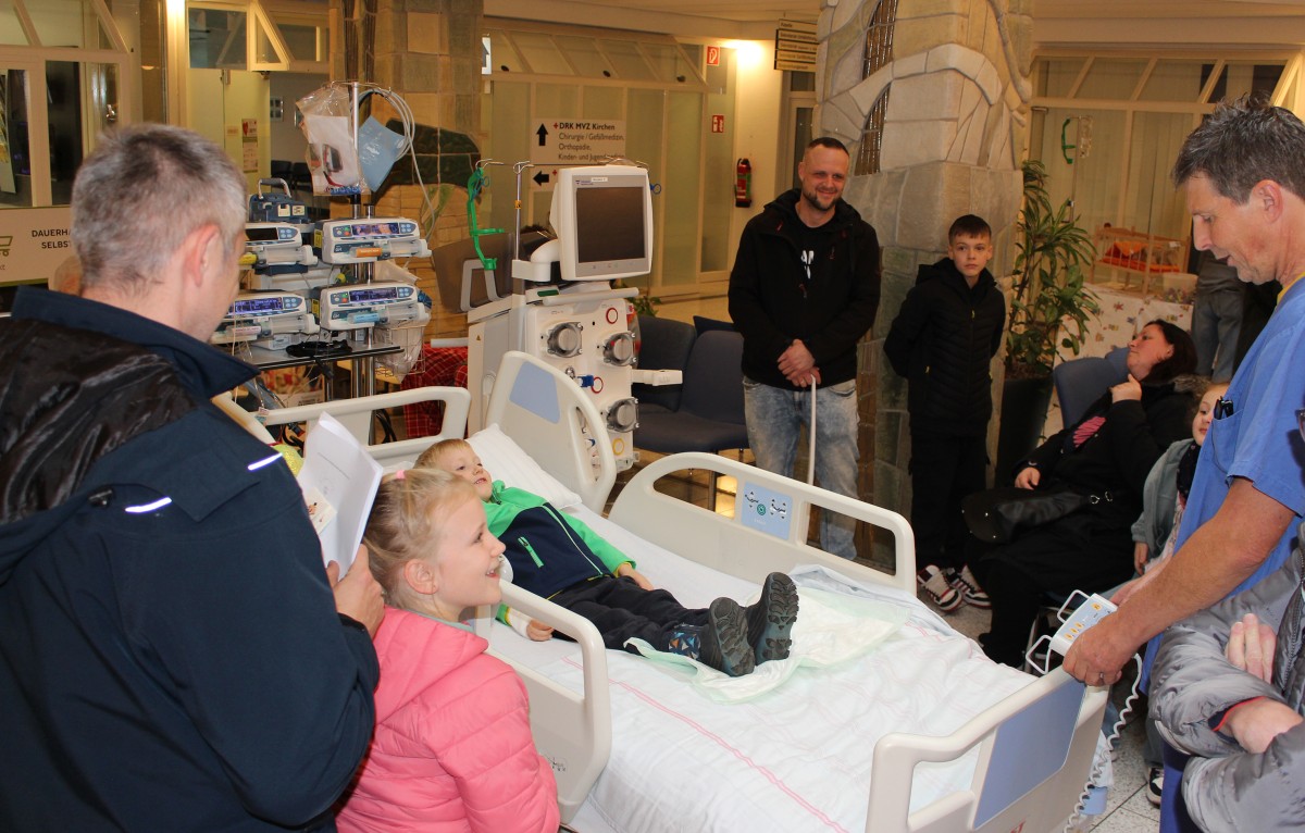 Probeliegen erwnscht: Welche Funktionen ein Intensivbett hat, wurde beim Stadtfest in Kirchen erklrt. Foto: Privat