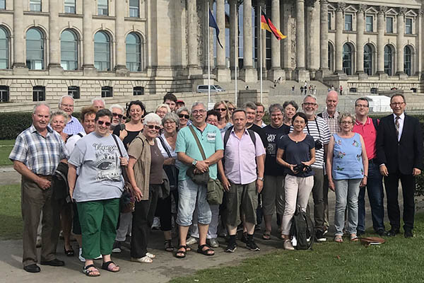 Das Foto zeigt die Reiseschar des Kirchenchores St. Michael Kasbach-Ohlenberg gemeinsam mit Erwin Rddel (r.) vor dem Reichstagsgebude. Foto: privat