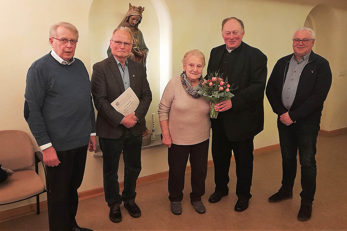 Therese Grgen (Bildmitte) gehrt dem Kirchenchor St. Ccilia Schnstein seit sieben Jahrzehnten an. Weiterhin ehrte man Christoph Quast (2. von li.) und Thomas Marciniak (re.) fr 60 beziehungsweise 40 Jahre Mitgliedschaft. Zu den Gratulanten gehrten Chorleiter Hans-Josef Greb und Prses Pfarrer Martin Krten. Foto: Bernhard Theis 