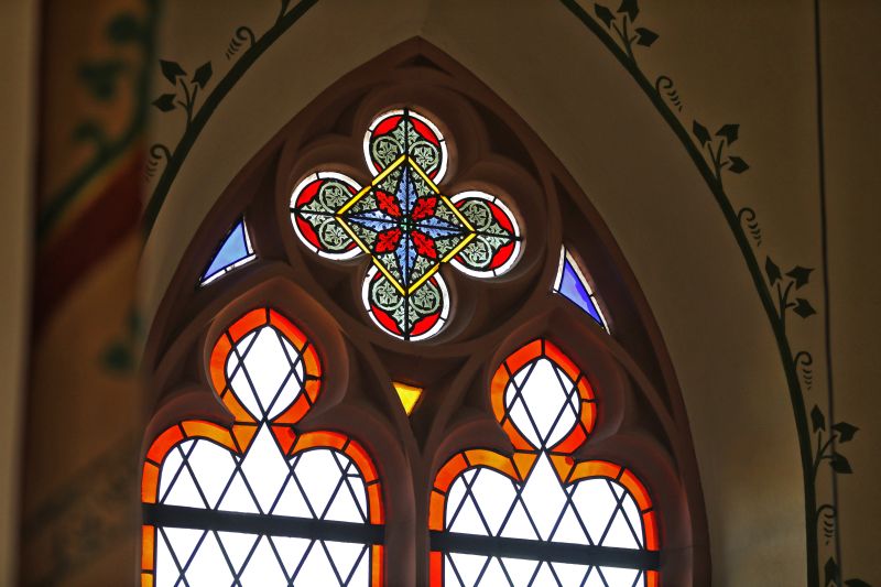 Ein Groteil der Fenster in der Laurentiuskirche in Nentershausen muss in den nchsten Monaten restauriert werden, da bei Unwetter unter anderem Wasser durch undichte Stellen der Verglasung ins Kircheninnere gelangt. Foto: Kirchengemeinde St. Laurentius Nentershausen