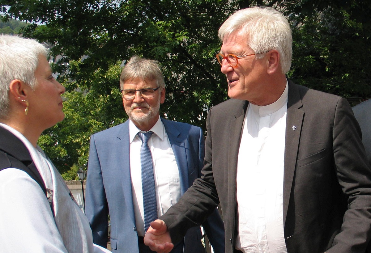 Wie hier 2018, bei seinem Besuch zum Mnnersonntag im Kirchenkreis Altenkirchen in Daaden, kann Superintendentin Andrea Aufderheide (links) den EKD-Ratsv(orsitzenden Heinrich Bedford-Strohm (rechts) am kommenden Samstag erneut begren. Foto: Archiv/Kirchenkreis Altenkirchen)