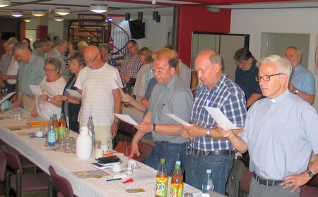 Reger Austausch zu Perspektiven eines Kirchenkreises 2025 prgten die zweite Zukunftswerkstatt des Evangelischen Kirchenkreises Altenkirchen, diesmal im Dietrich-Bonhoeffer-Haus in Hamm. Aufbauender Gesang gehrte ebenso zum Gelingen des berregionalen Miteinanders. Mit dabei unter den rund 70 Teilnehmenden auch wieder Superintendent Uwe Simon (vorne rechts), aus dem Partnerkirchenkreis Oberes Havelland in Brandenburg. (Foto: Petra Stroh)