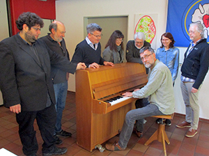 Regen Austausch und musikalisches Miteinander gab es beim Konvent der Kirchenmusikerinnen und Kirchenmusiker, der sich diesmal in Hamm traf. Kreiskantor Johann-Ardin Lilienthal (links) versorgte die haupt-/neben- und ehrenamtlichen Kirchenmusiker mit vielen Informationen. Foto: Kirchenkreis